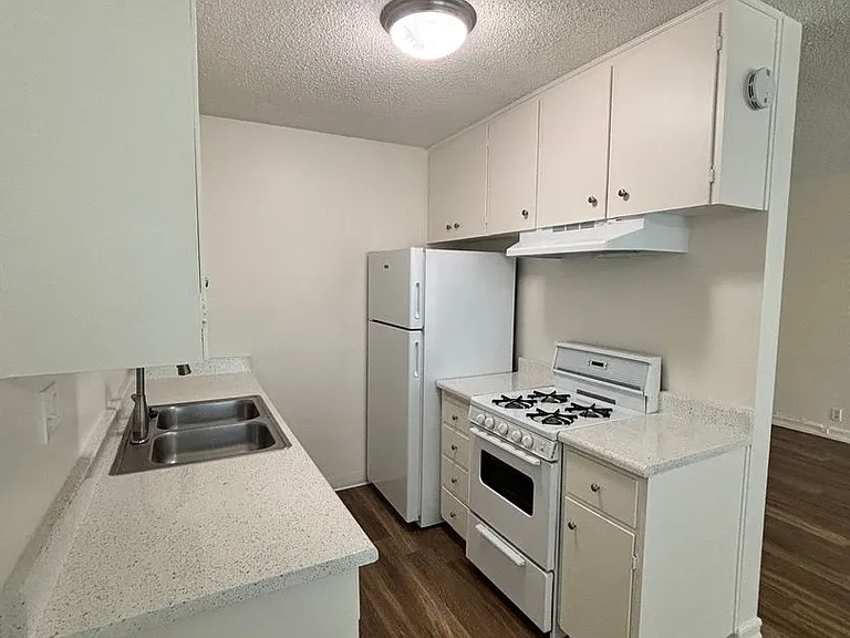 University Terrace Apartments — Photo 7