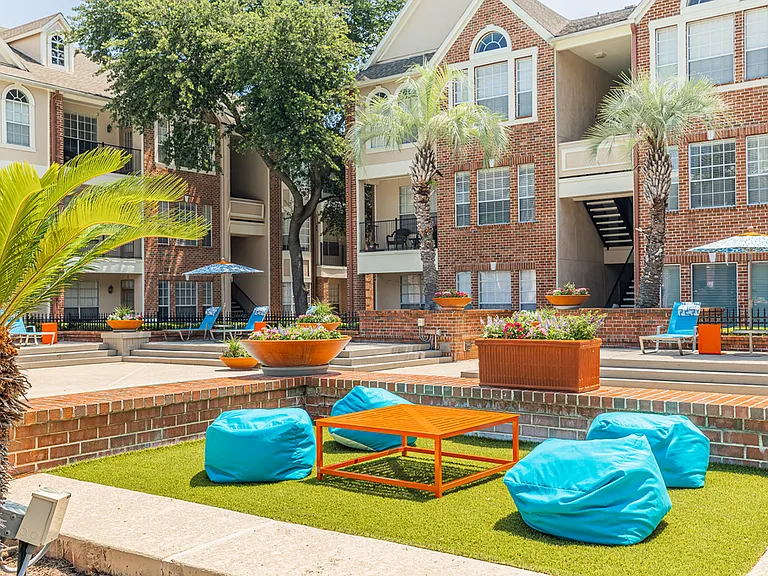 The Village at Bellaire Apartments — Photo 29