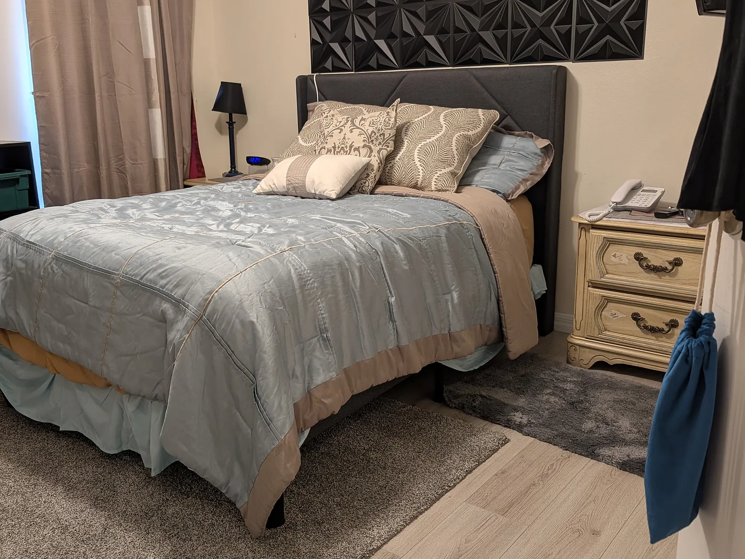 3 bed, 300 sqft, $800 — Photo 1
