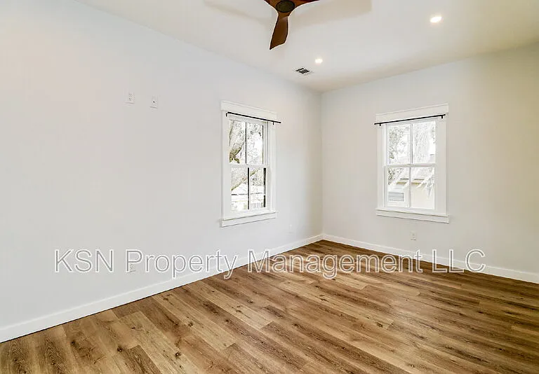 1025 W 38th St — Photo 11