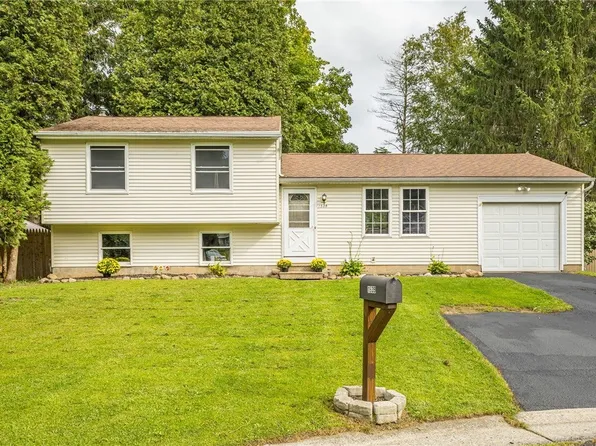 1539 Bluestem Ct, Walworth, NY 14568