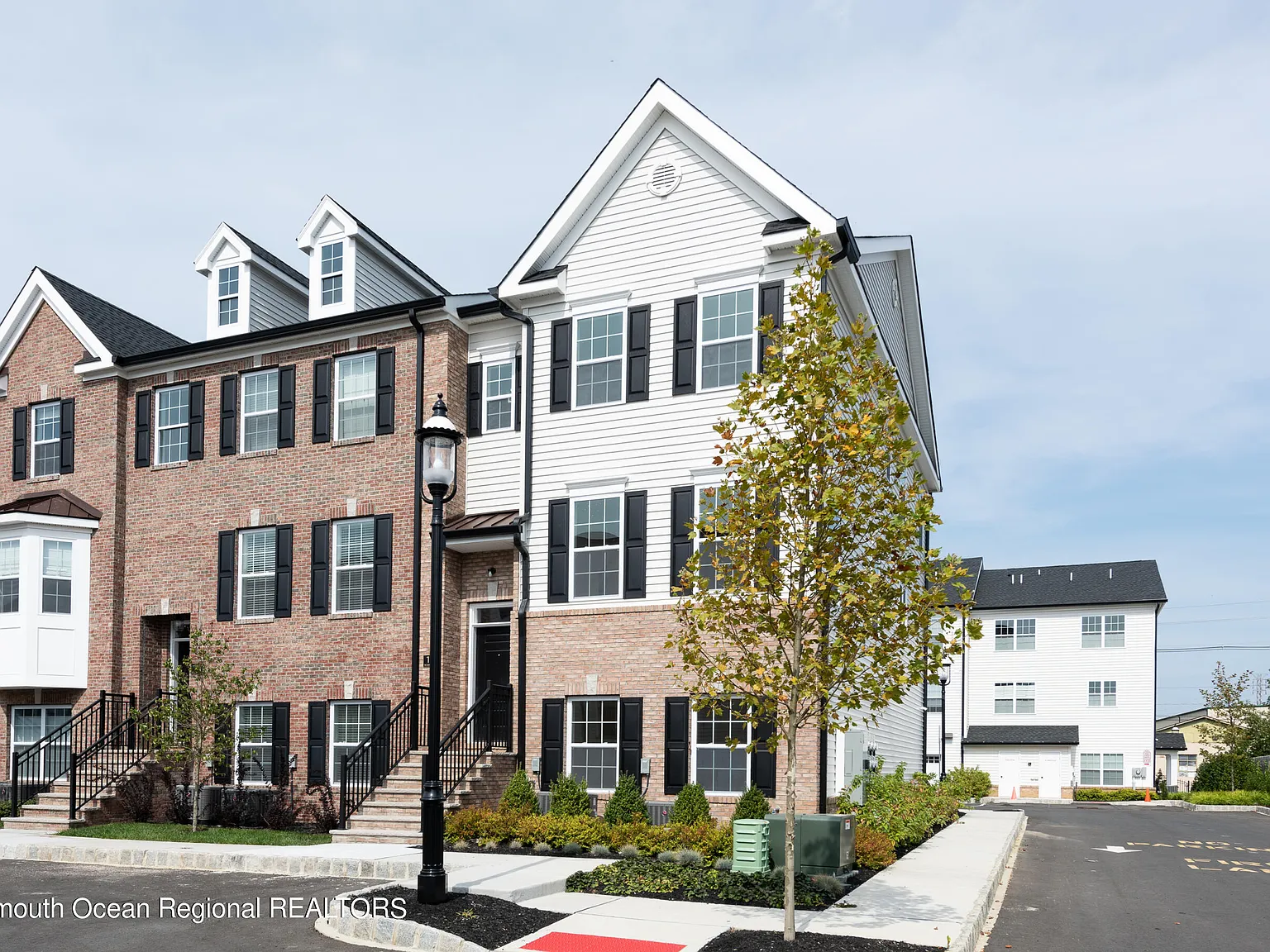 3 bed, 3.5 bath, 2245 sqft, $5,200 — Photo 3