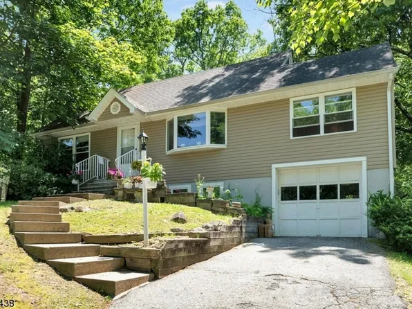 20 Pawnee Ave, Oakland Boro, NJ 07436