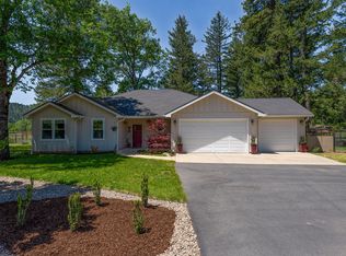 518 E Forks Cir, Cave Junction, OR 97523