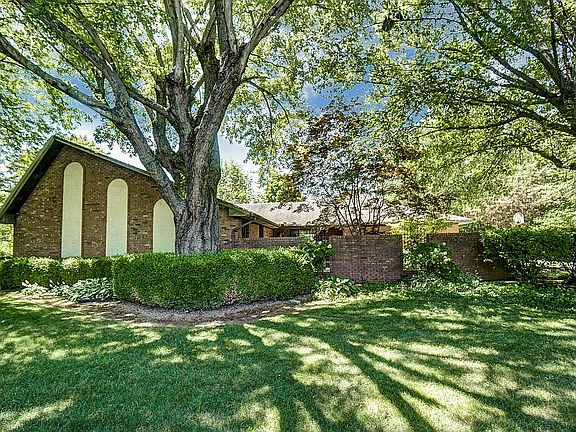 4th image of 1655 Kingsway Dr