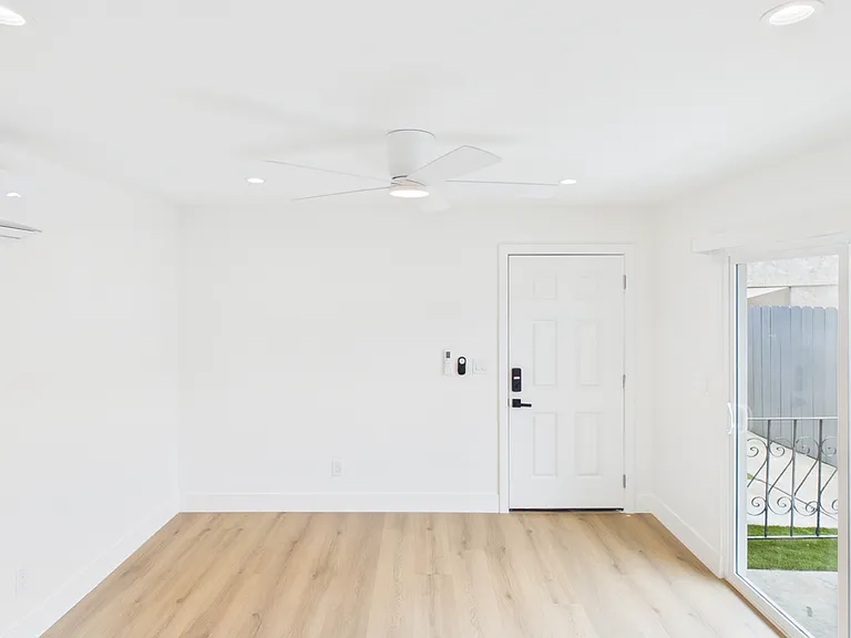 1043 Law St — Photo 5
