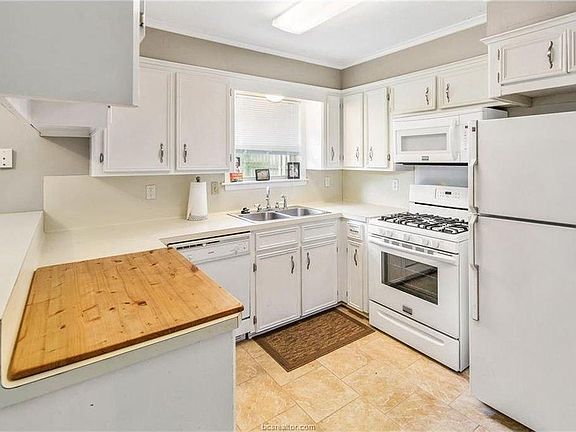 4th image of 2702 Pedernales Dr