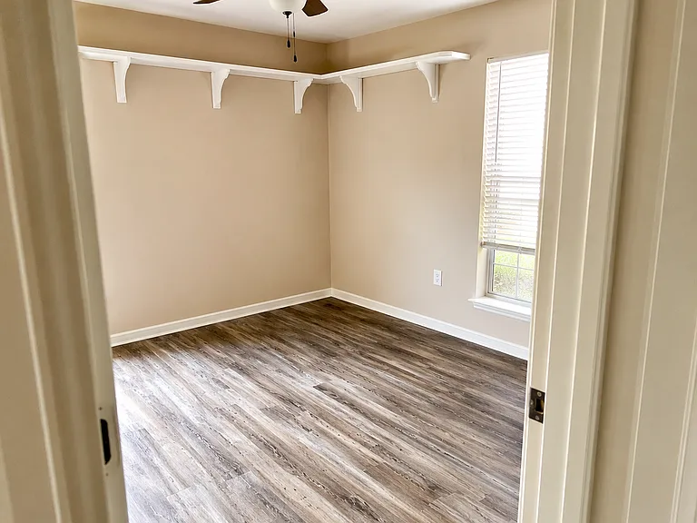 735 W Ridge Dr — Photo 2