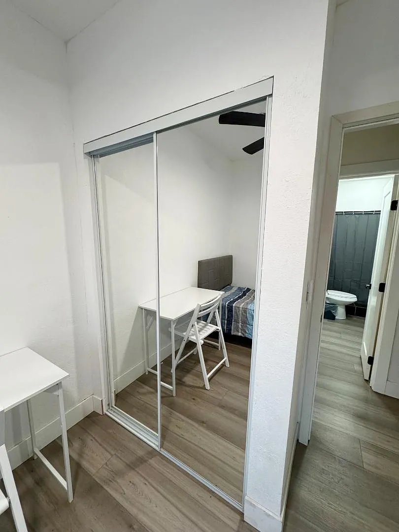 1845 E Monroe St - Room 3 — Photo 3