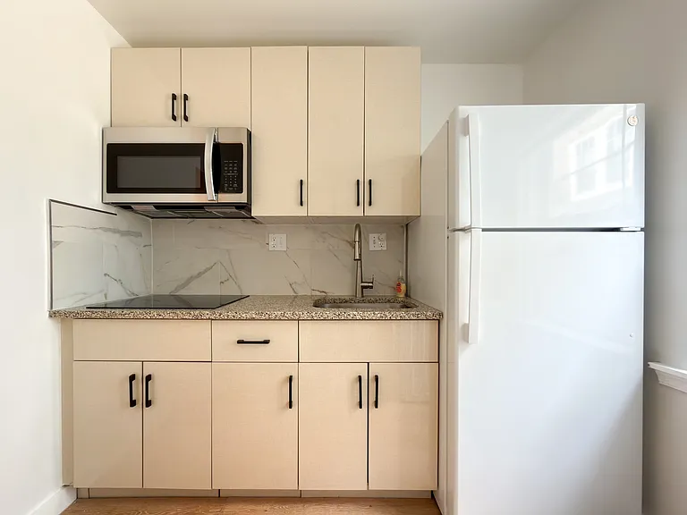 2129 Pine St #1R — Photo 8