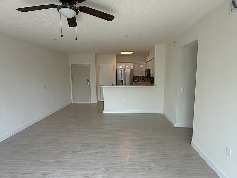445 NE 39th St #304 — Photo 13
