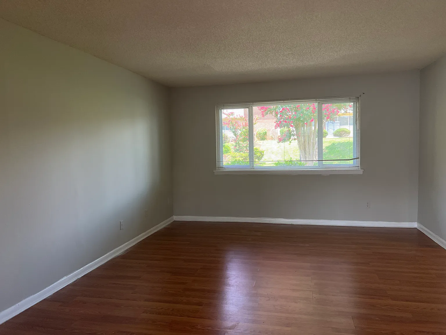 3 bed, 2.5 bath, 1418 sqft, $1,695 — Photo 4