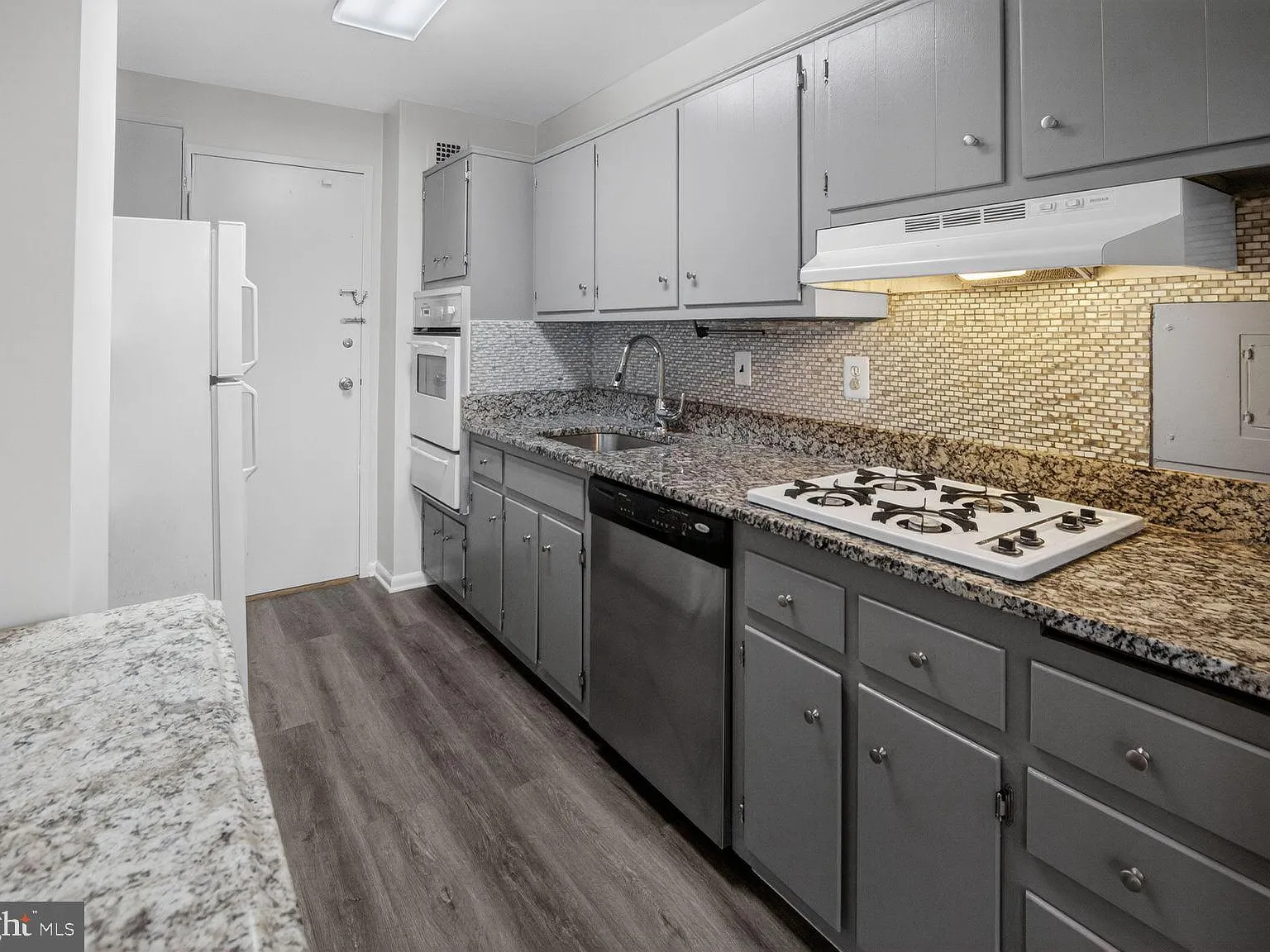Grosvenor Park IIi Condominium — Photo 3