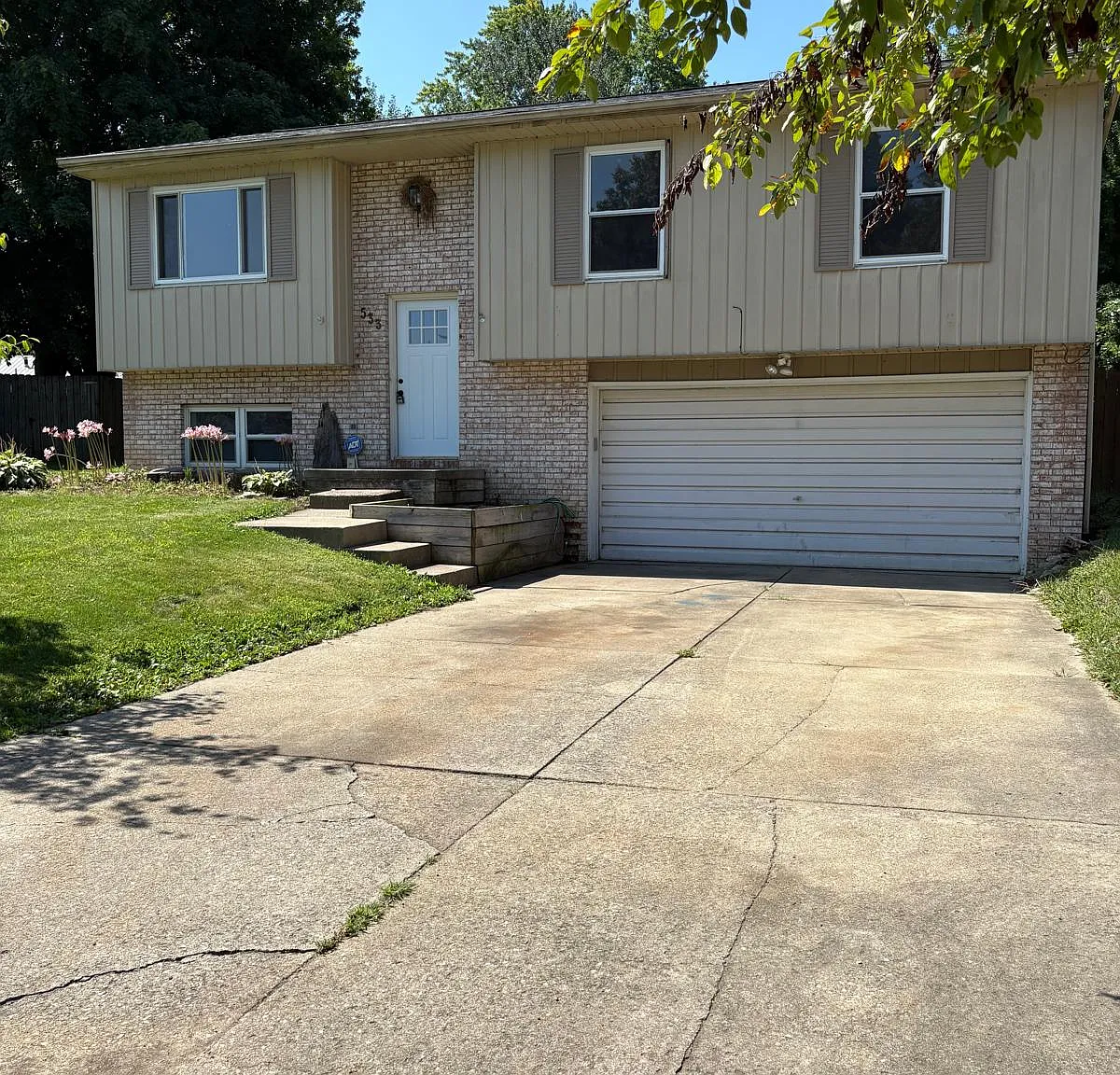 3 bed, 1.5 bath, 1460 sqft, $1,925 — Photo 1