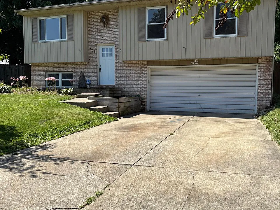 533 Surrey Ln