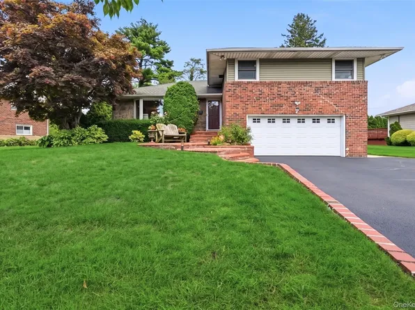 7 Wren Drive, Woodbury, NY 11797