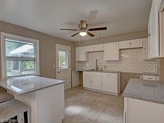 3rd image of 1863 Woodlawn Ave