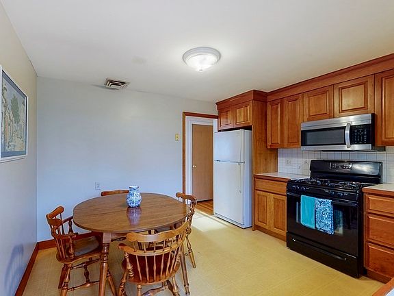 5th image of 12 Mayfair Cir