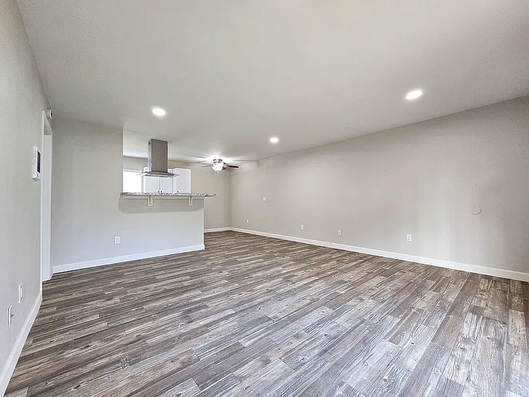 Sandalwood Apartments — Photo 8