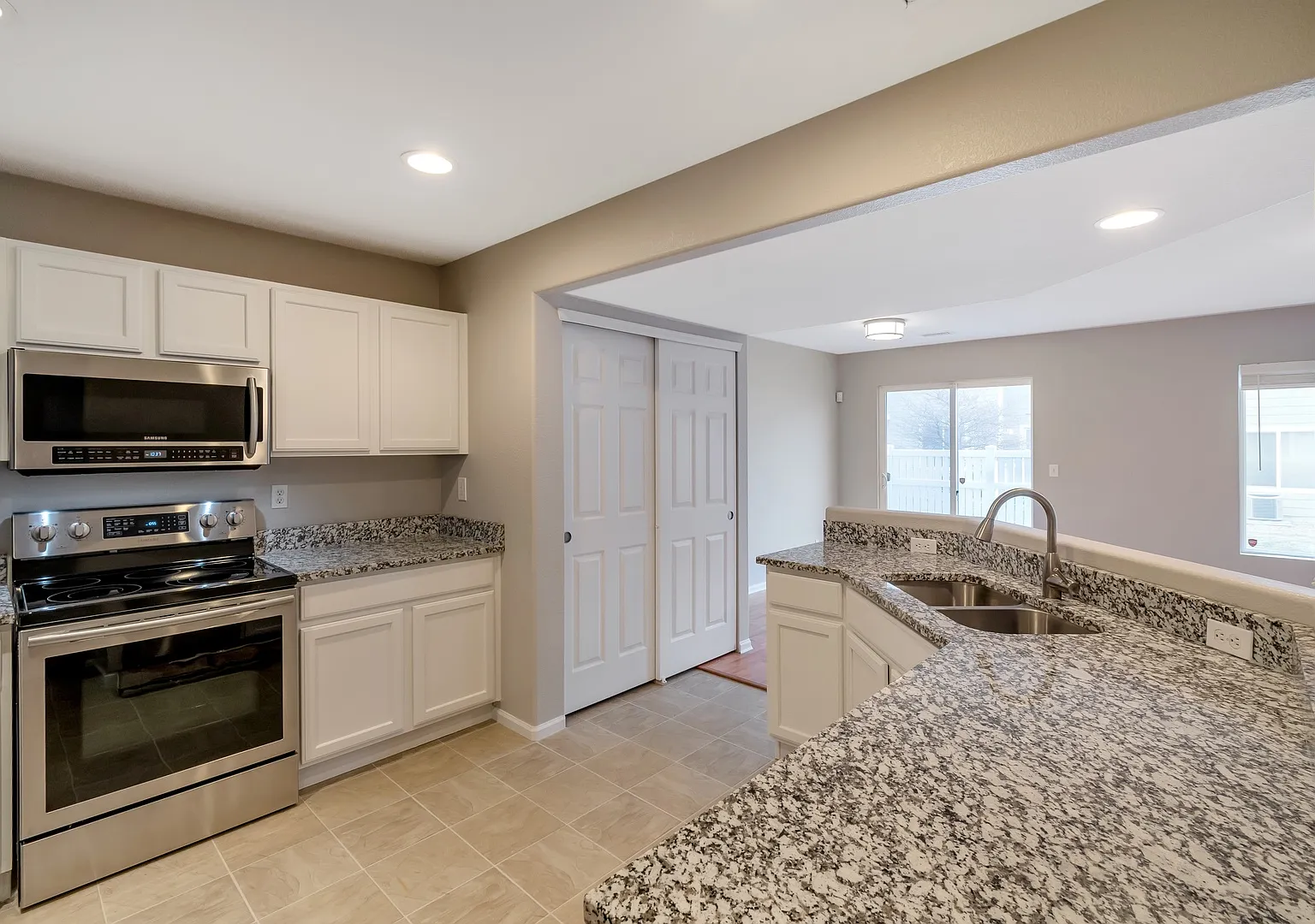 Updated 2 Bed/3 Bath Townhouse In Green Valley Ranch — Photo 3