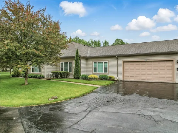 60 Stone Ridge Blvd, Hermitage, PA 16148