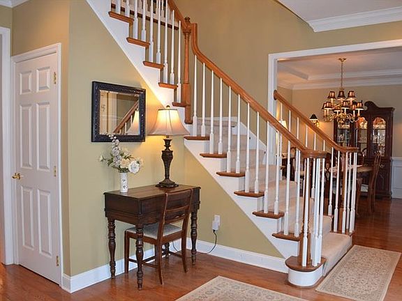 3rd image of 126 Oakview Dr