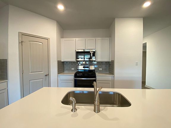 5th image of 207 Sweetwater Creek Ln
