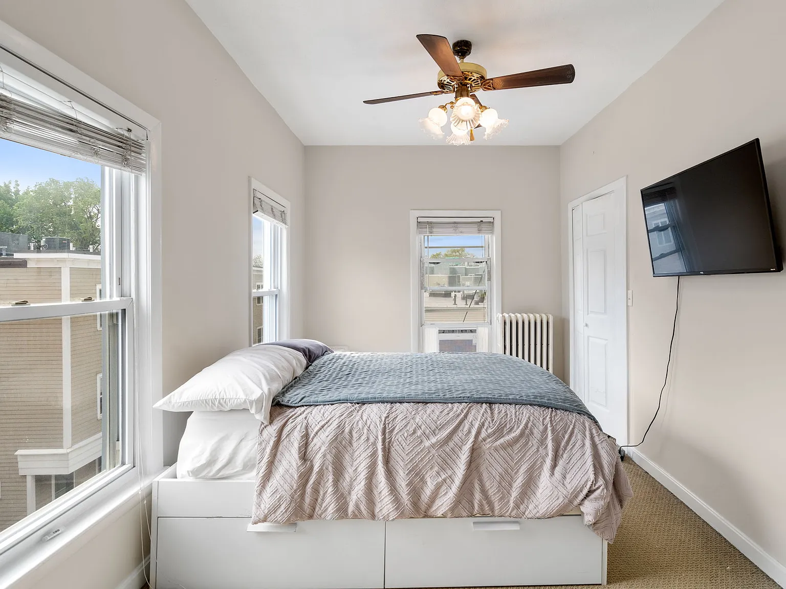 4 bed, 2.5 bath, 1430 sqft, $5,600 — Photo 3