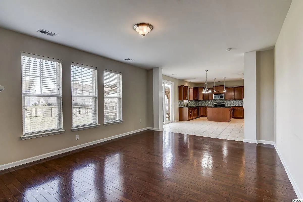 5 bed, 4701 sqft, $3,375 — Photo 4