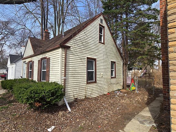 3rd image of 18109 Cornwall St