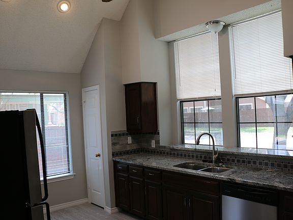 5th image of 404 Silverton Dr
