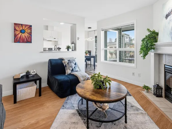 898 Vernon Ave #301, Saanich, BC V8X 2W6