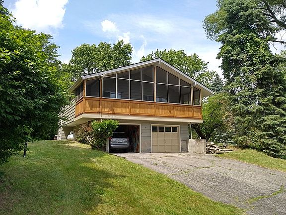 2nd image of 16 Nanuwitt Ln