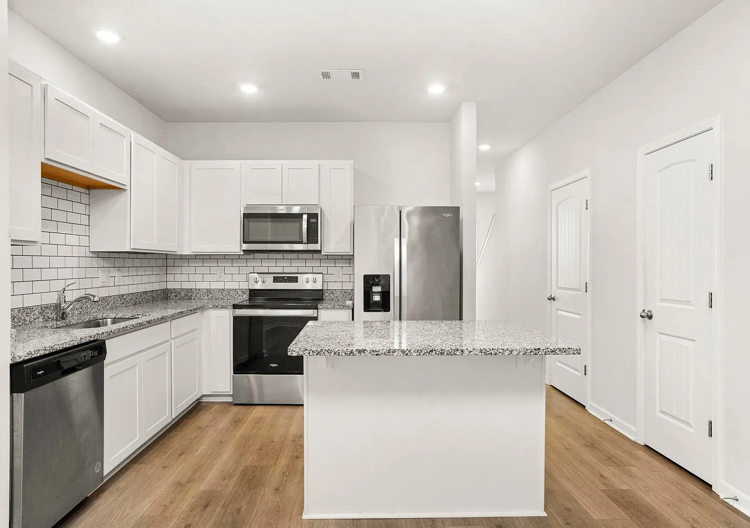Newer Beautiful 3 Bed 2.5 Bath! — Photo 4