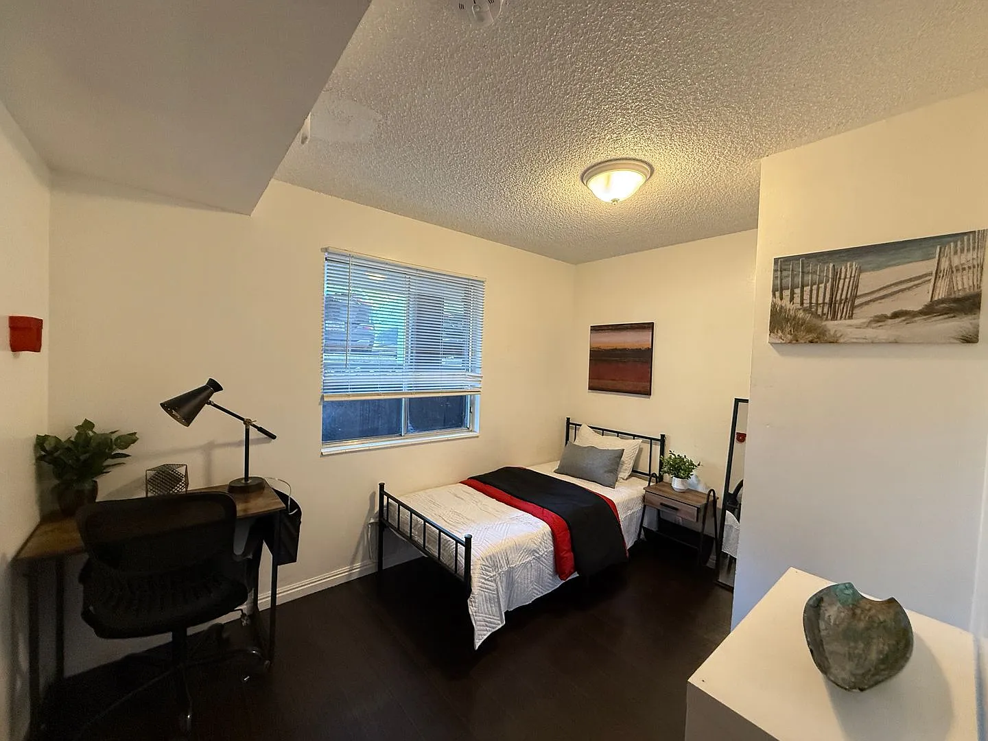 Small Budget Guy Room 3 blocks from U of U campus — Photo 2