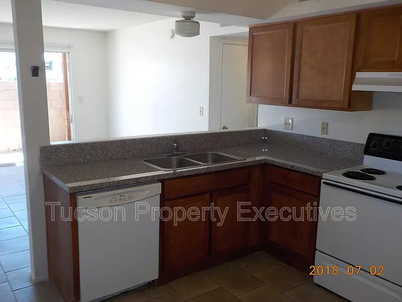 2 bed, 1.0 bath, 700 sqft, $900 — Photo 2