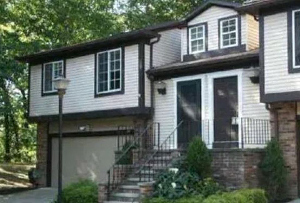 1st image of 223 Greenbriar Ct