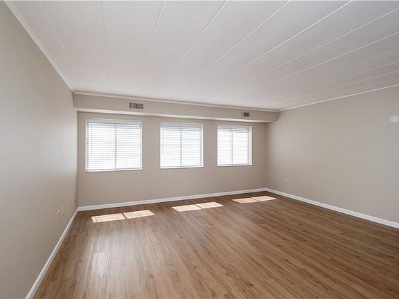 4th image of 1005 Woodrow Ave APT 2C