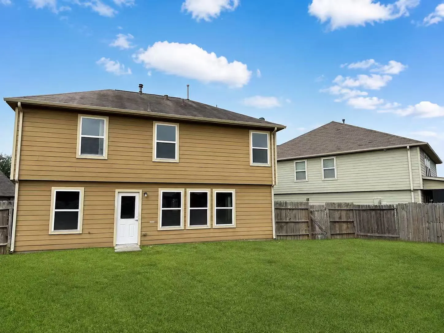 4 bed, 2.5 bath, 2258 sqft, $2,390 — Photo 3