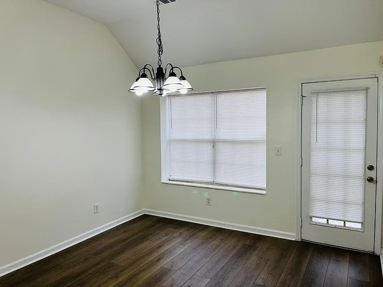 4037 Ravenwood Ct — Photo 8