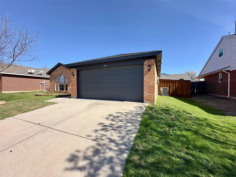 757 Eagle Dr — Photo 16