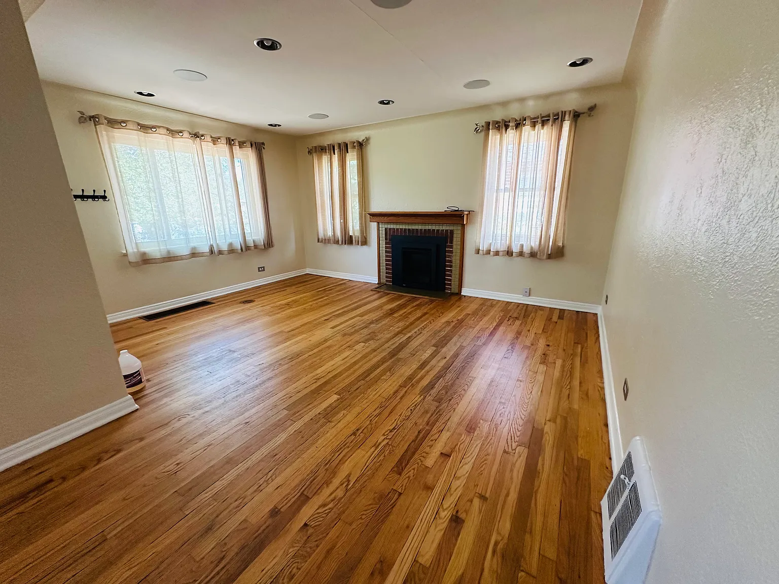 3 bed, 1065 sqft, $3,000 — Photo 3