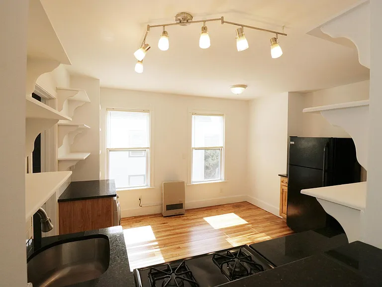 31 Frederic St #4 — Photo 3