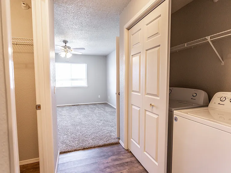 Royal Oak Apartments — Photo 9