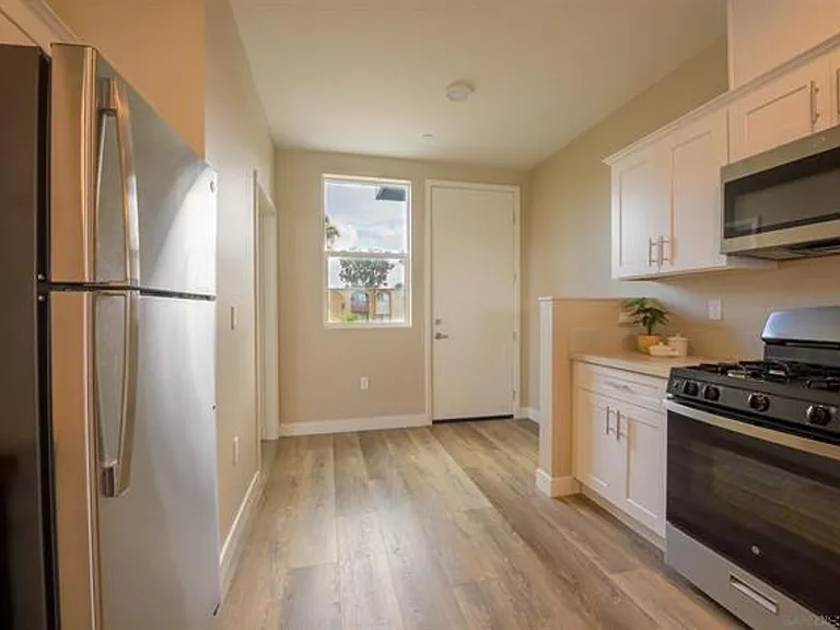 1316 E Grand Ave #201 — Photo 39