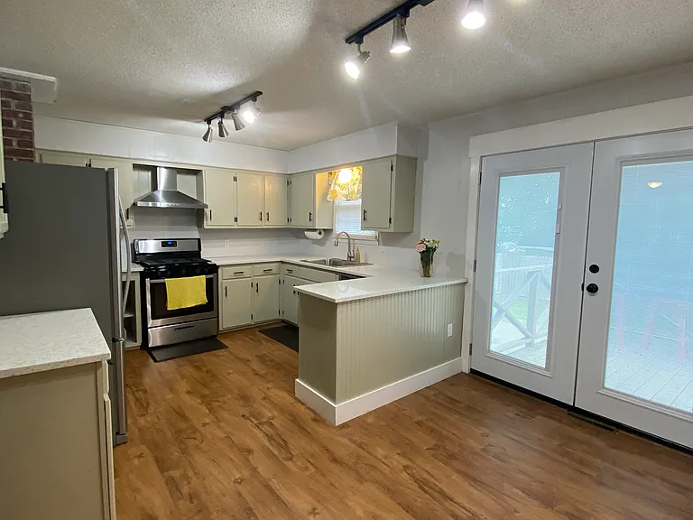 203 Augusta St — Photo 7