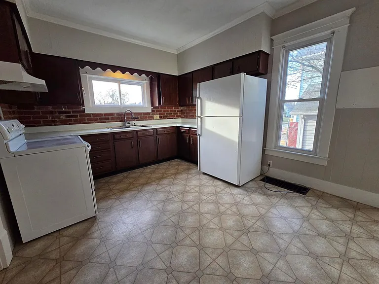 200 E Walnut St — Photo 3