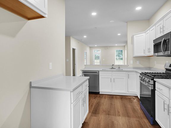 4th image of 54 Helene Ct