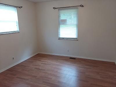 4th image of 405 Hillcrest St