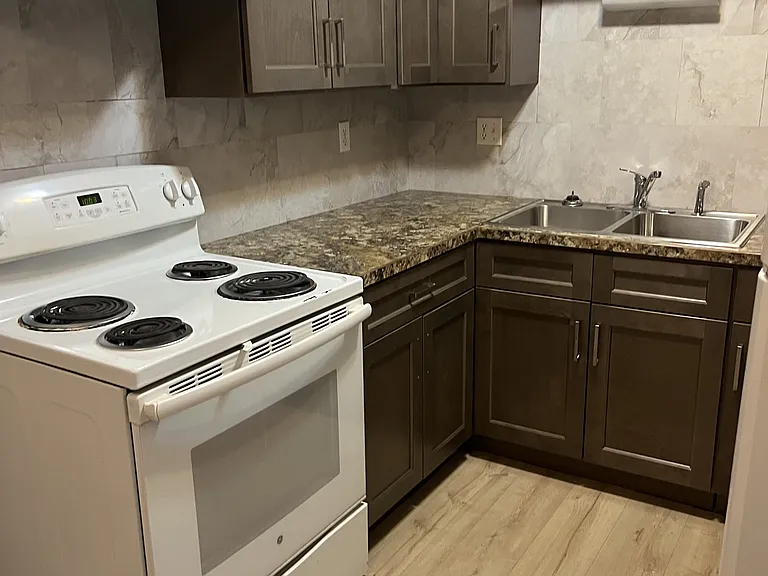 104 6th St NE #1 — Photo 9